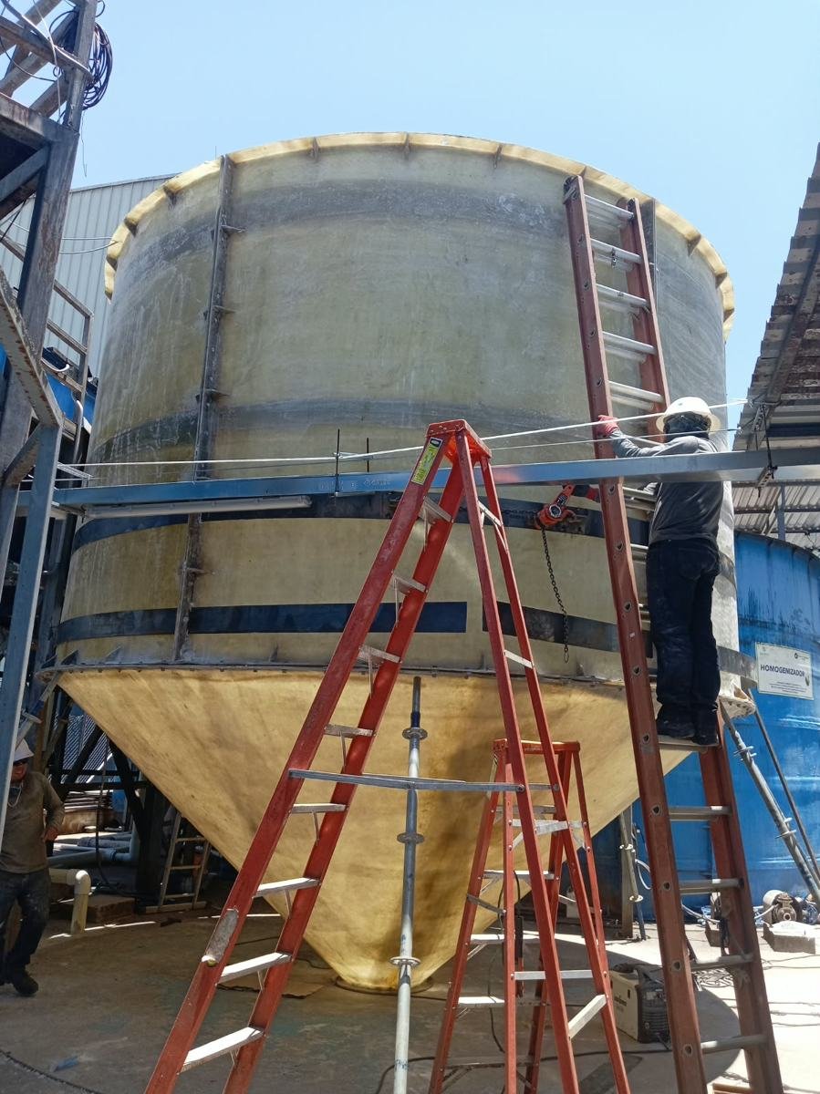 Equipo de Indumetálicas JJ instalando refuerzos en un silo de fibra de vidrio dentro de una planta industrial