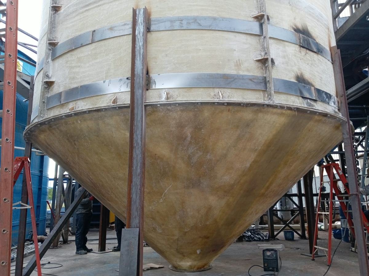 Silo cónico en fibra de vidrio con flejes y estructura metálica de soporte fabricada en taller